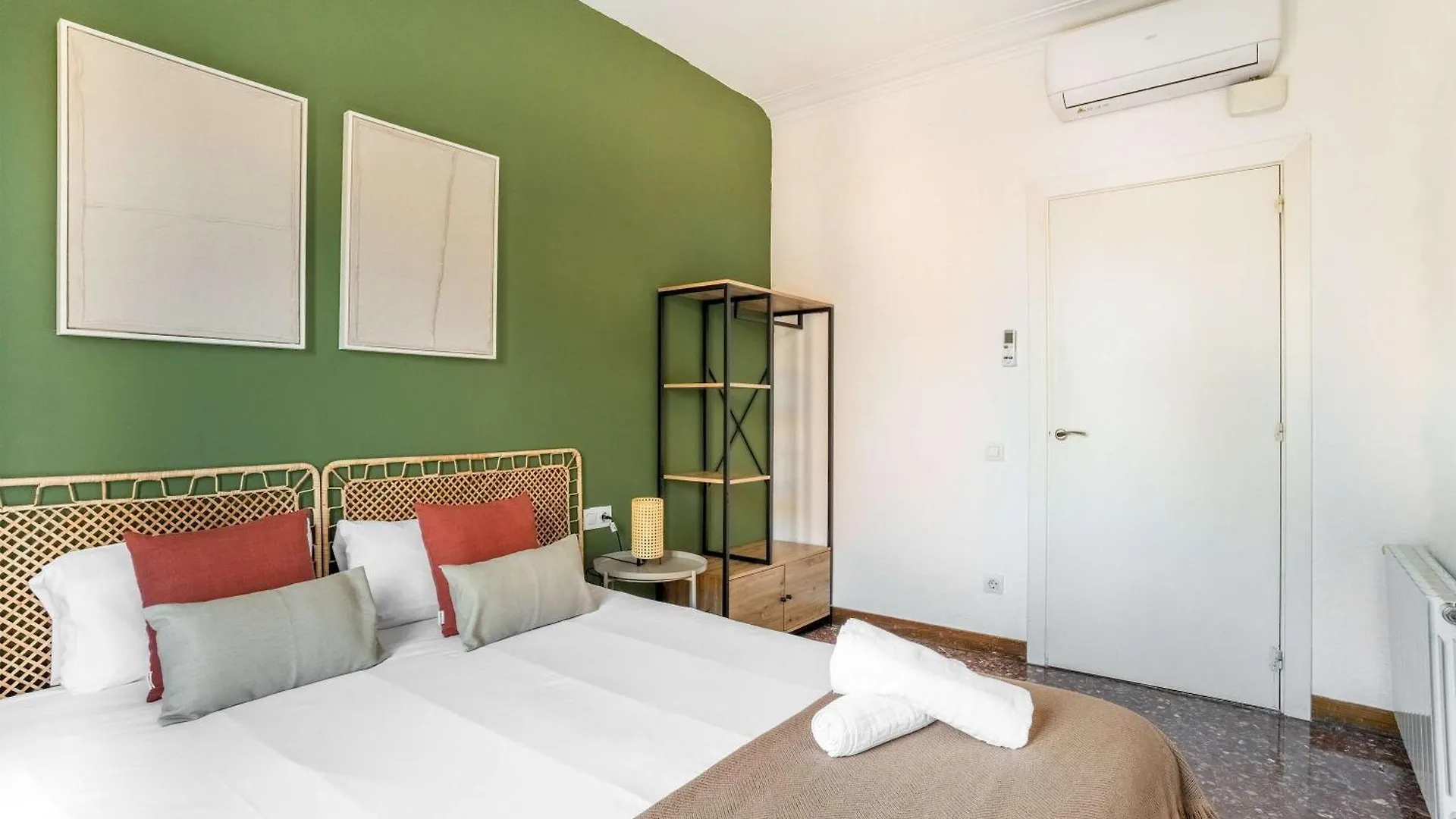 Big Apartment For 15 In The Heart Of Eixample Barselona İspanya