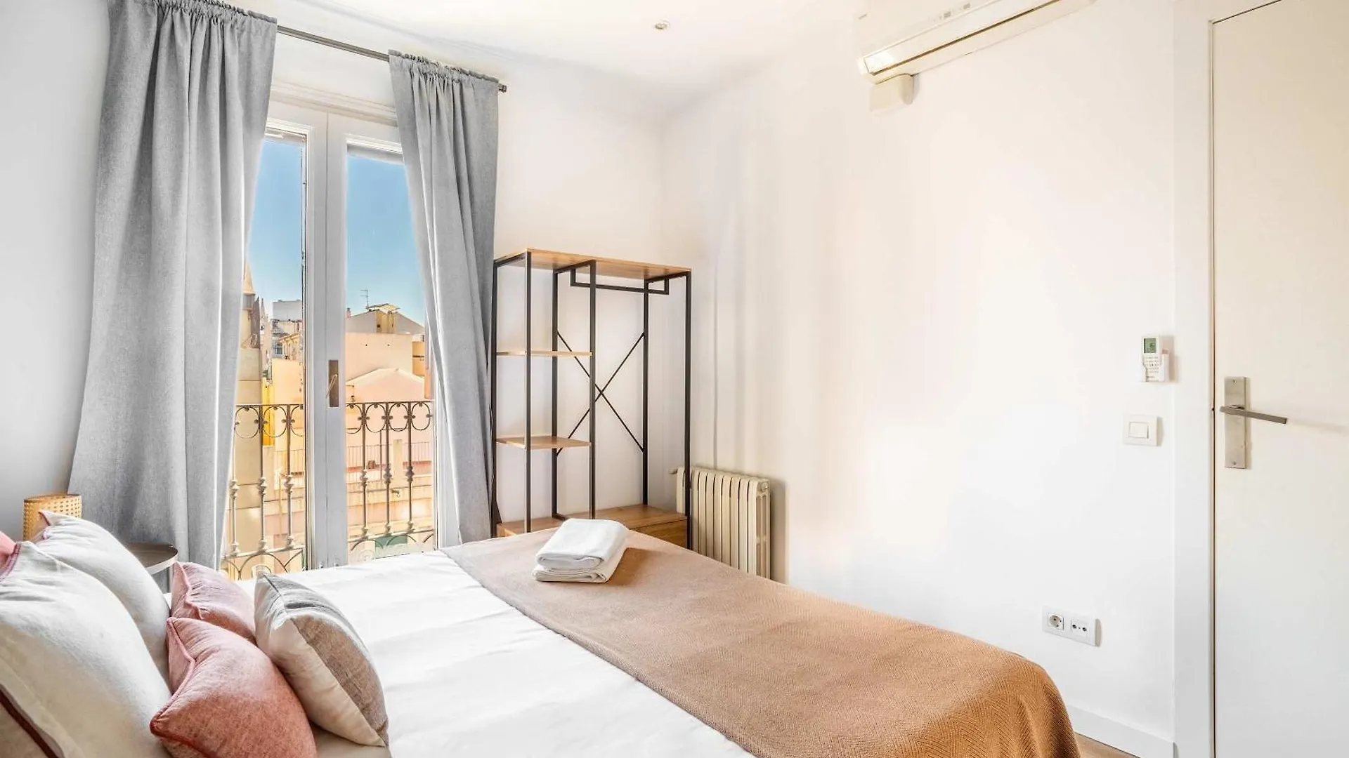 Big Apartment For 15 In The Heart Of Eixample Barselona 0*,