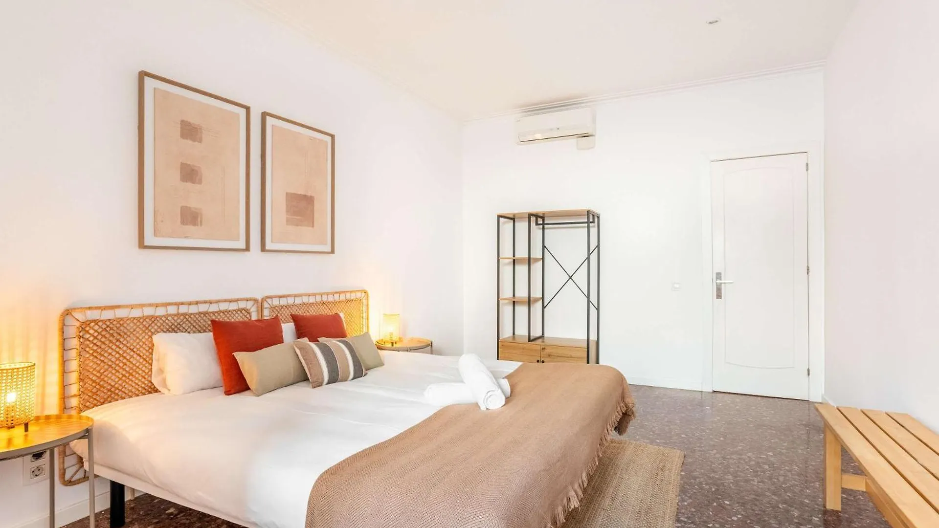 Big Apartment For 15 In The Heart Of Eixample Barselona