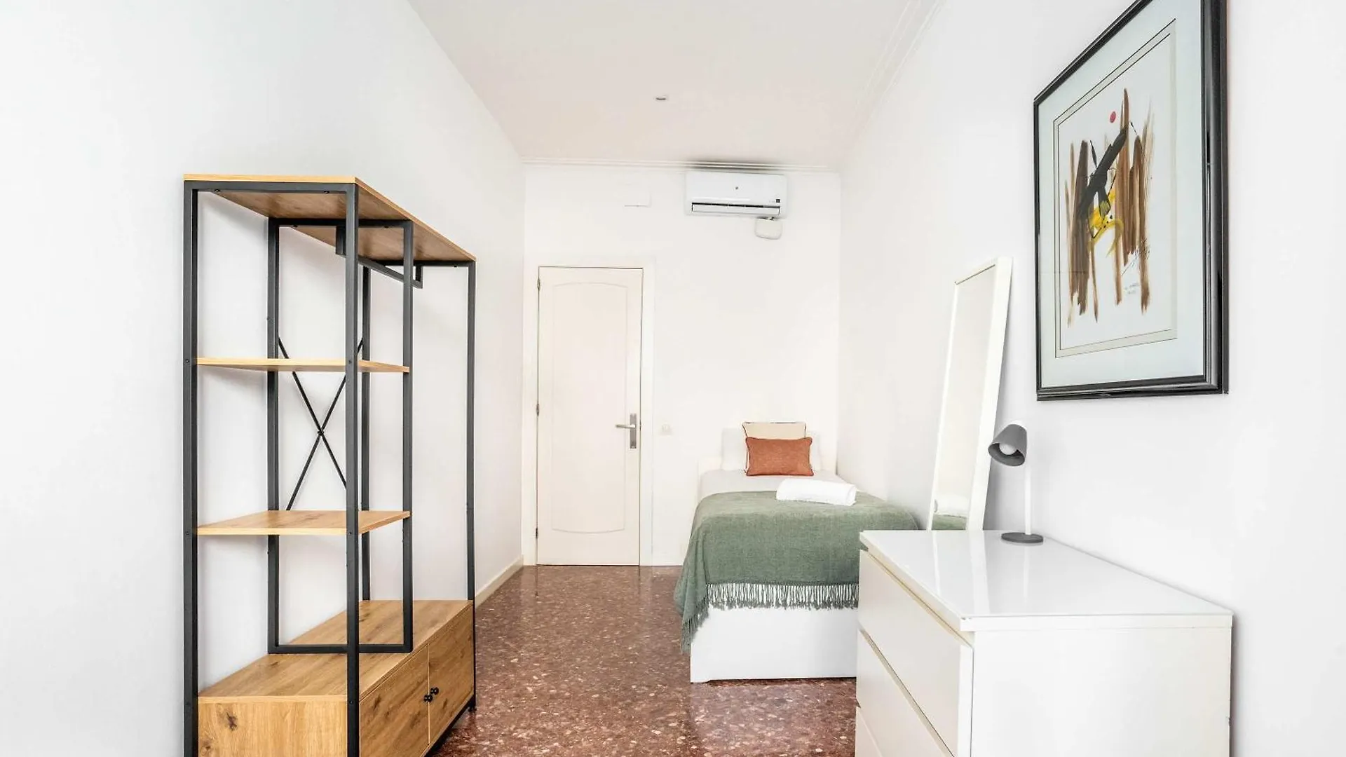 Big Apartment For 15 In The Heart Of Eixample Barselona