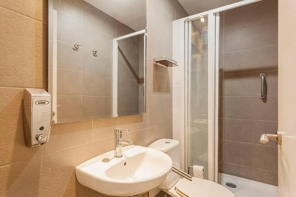 Big Apartment For 15 In The Heart Of Eixample Barcelona