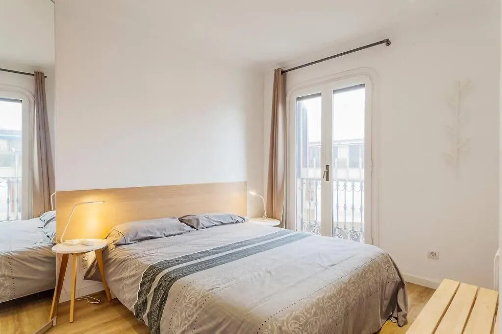 Big Apartment For 15 In The Heart Of Eixample Barcelona