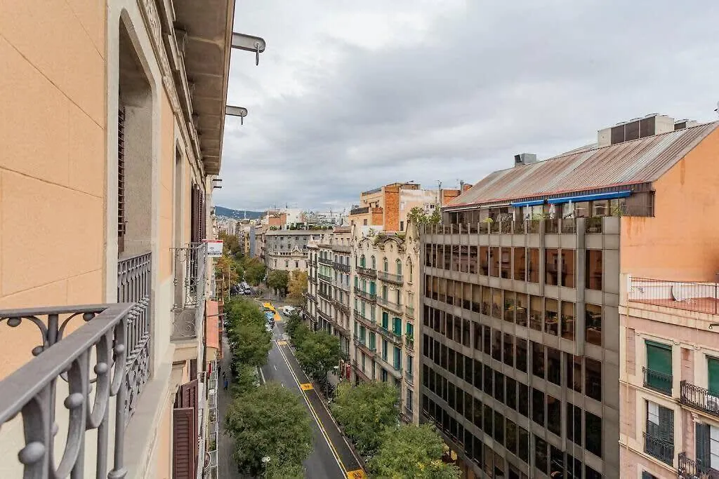 Big Apartment For 14 In The Heart Of Eixample Barcelona