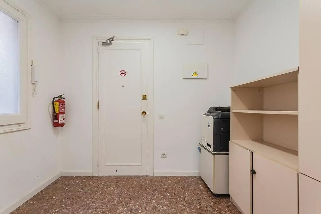 Big Apartment For 14 In The Heart Of Eixample Barcelona