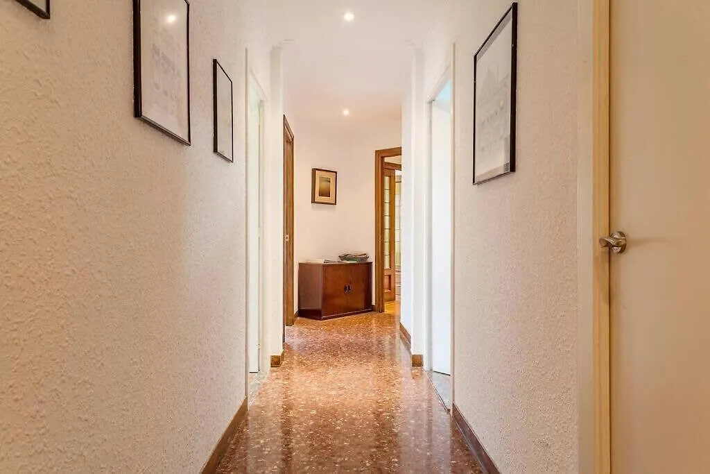 Big Apartment For 14 In The Heart Of Eixample Barcelona