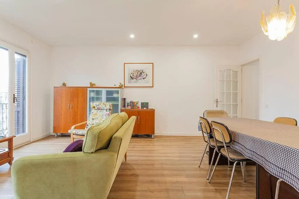 Big Apartment For 15 In The Heart Of Eixample Barcelona