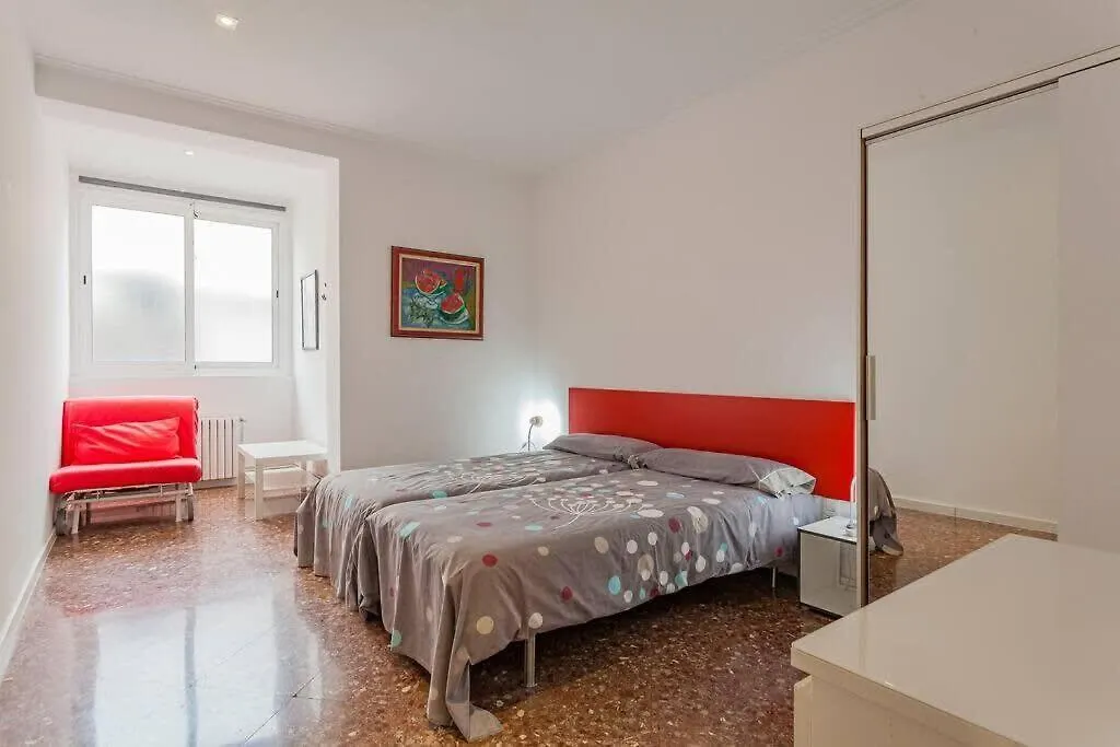 Big Apartment For 15 In The Heart Of Eixample Barcelona