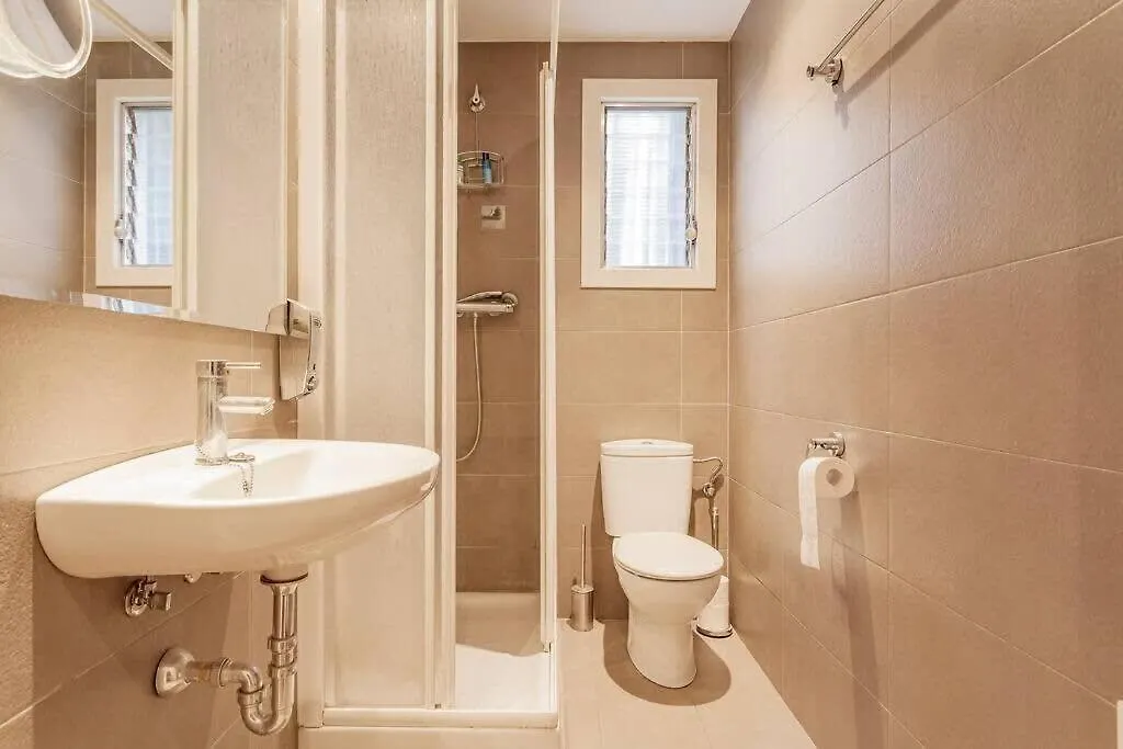 Big Apartment For 14 In The Heart Of Eixample Barcelona
