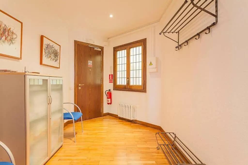 Big Apartment For 14 In The Heart Of Eixample Barcelona