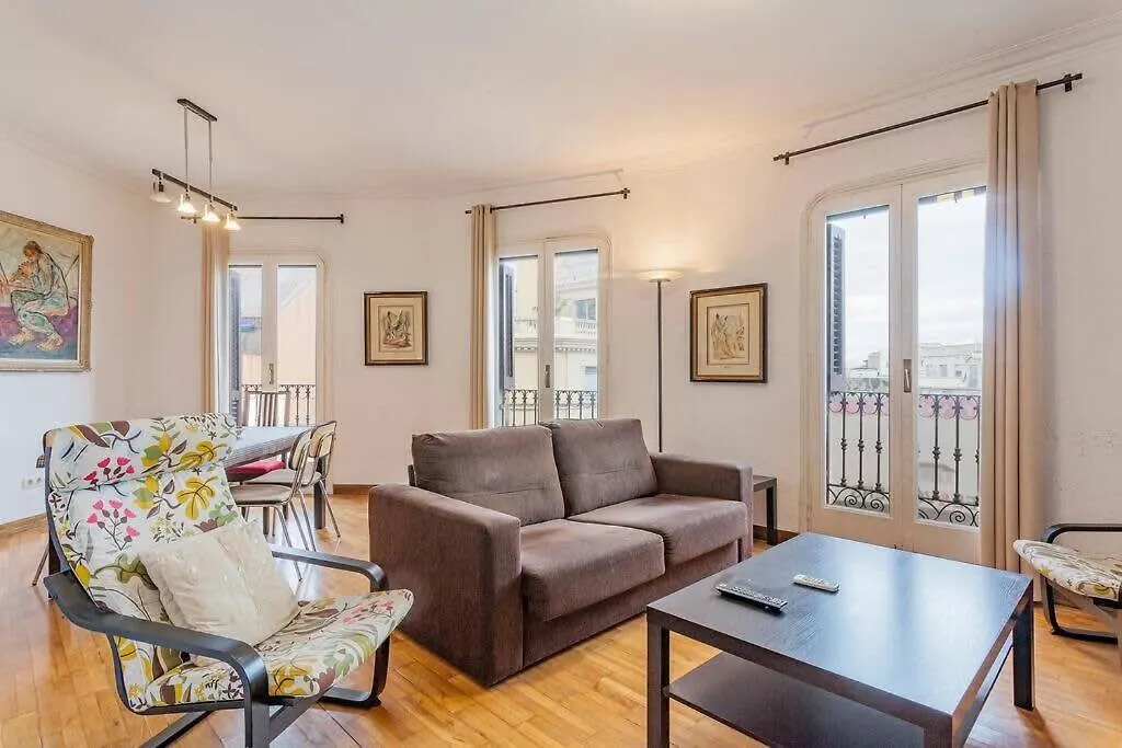 Big Apartment For 14 In The Heart Of Eixample Barcelona