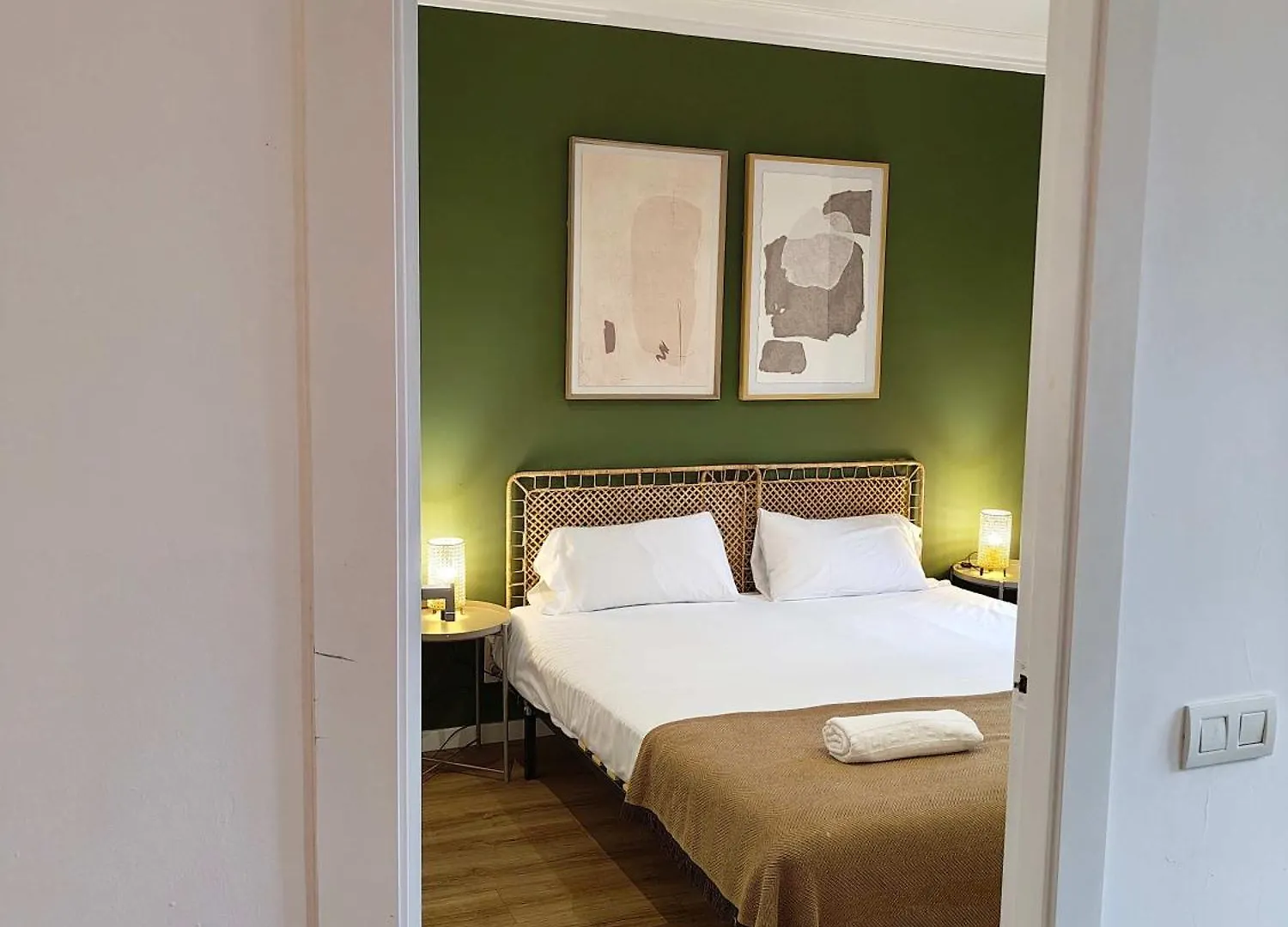 Big Apartment For 14 In The Heart Of Eixample Barcelona