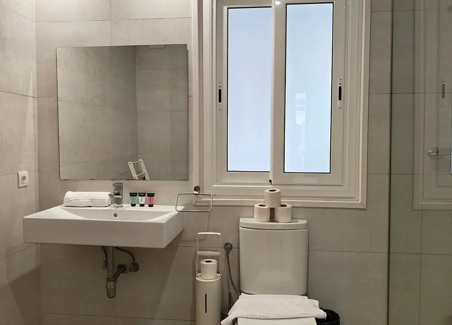 Big Apartment For 14 In The Heart Of Eixample Barcelona