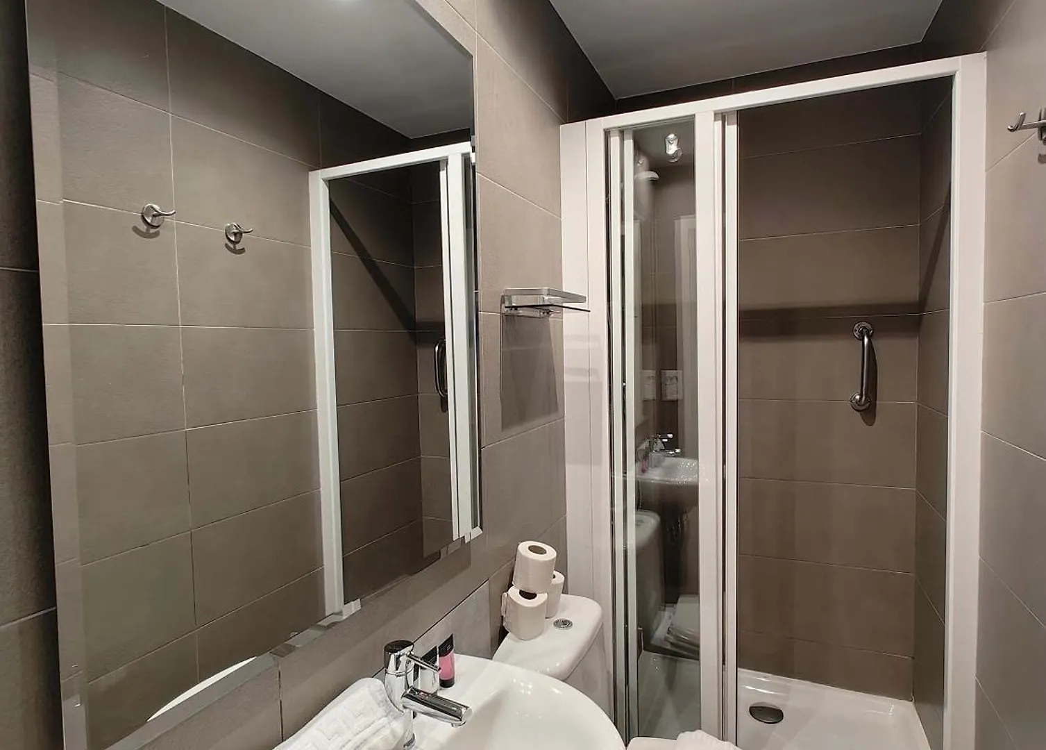 Big Apartment For 15 In The Heart Of Eixample Barcelona