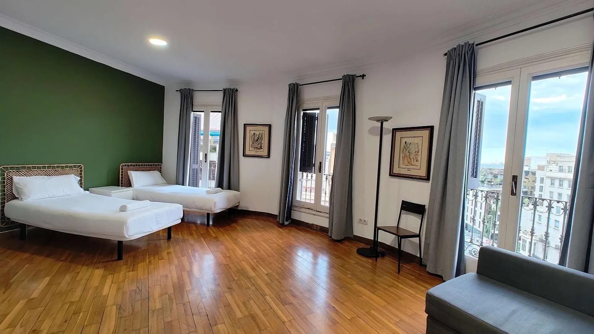 Big Apartment For 14 In The Heart Of Eixample Barcelona