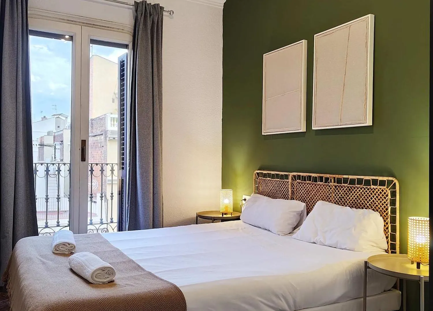 Big Apartment For 14 In The Heart Of Eixample Barcelona Spain
