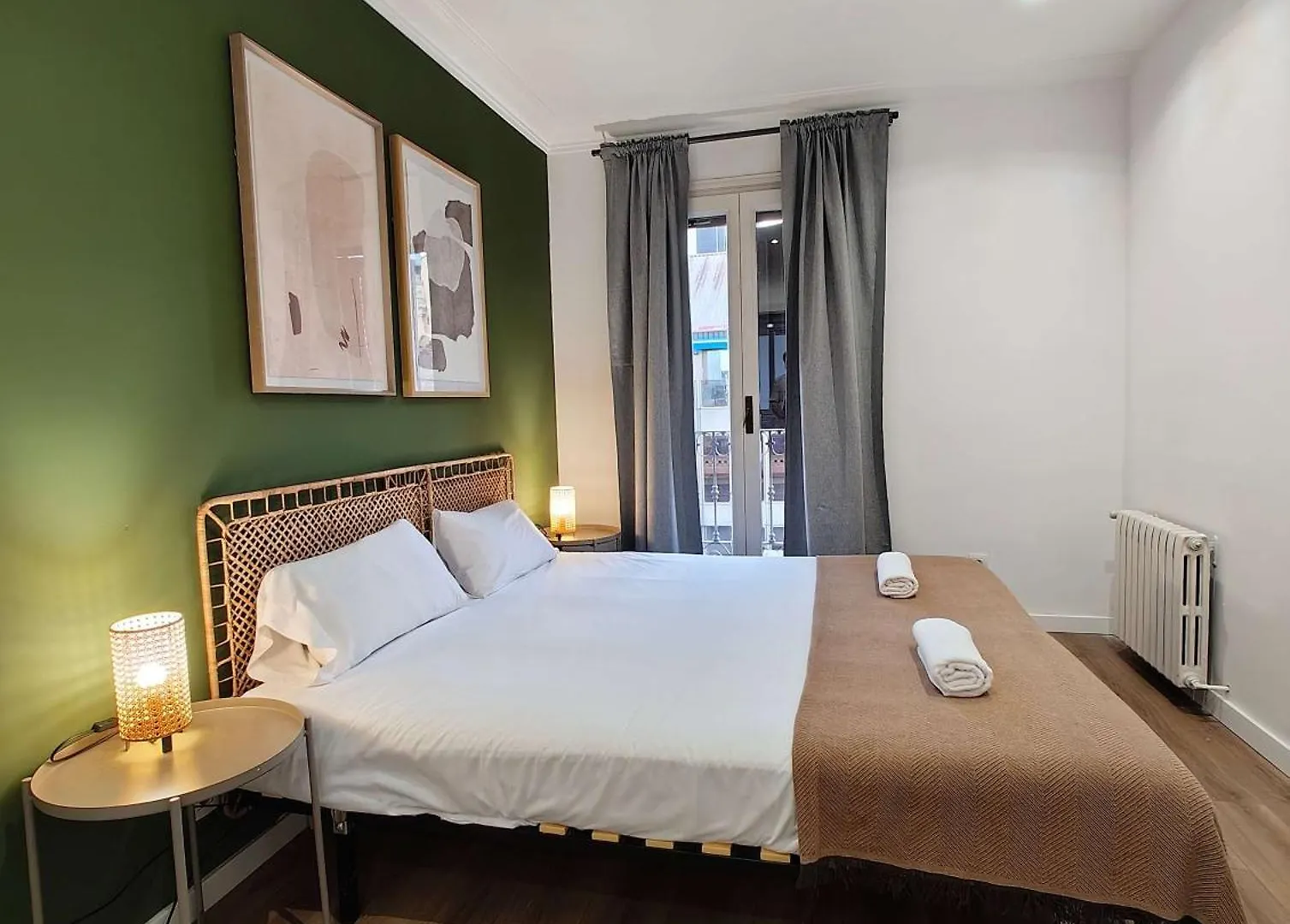 Big Apartment For 15 In The Heart Of Eixample Barcelona