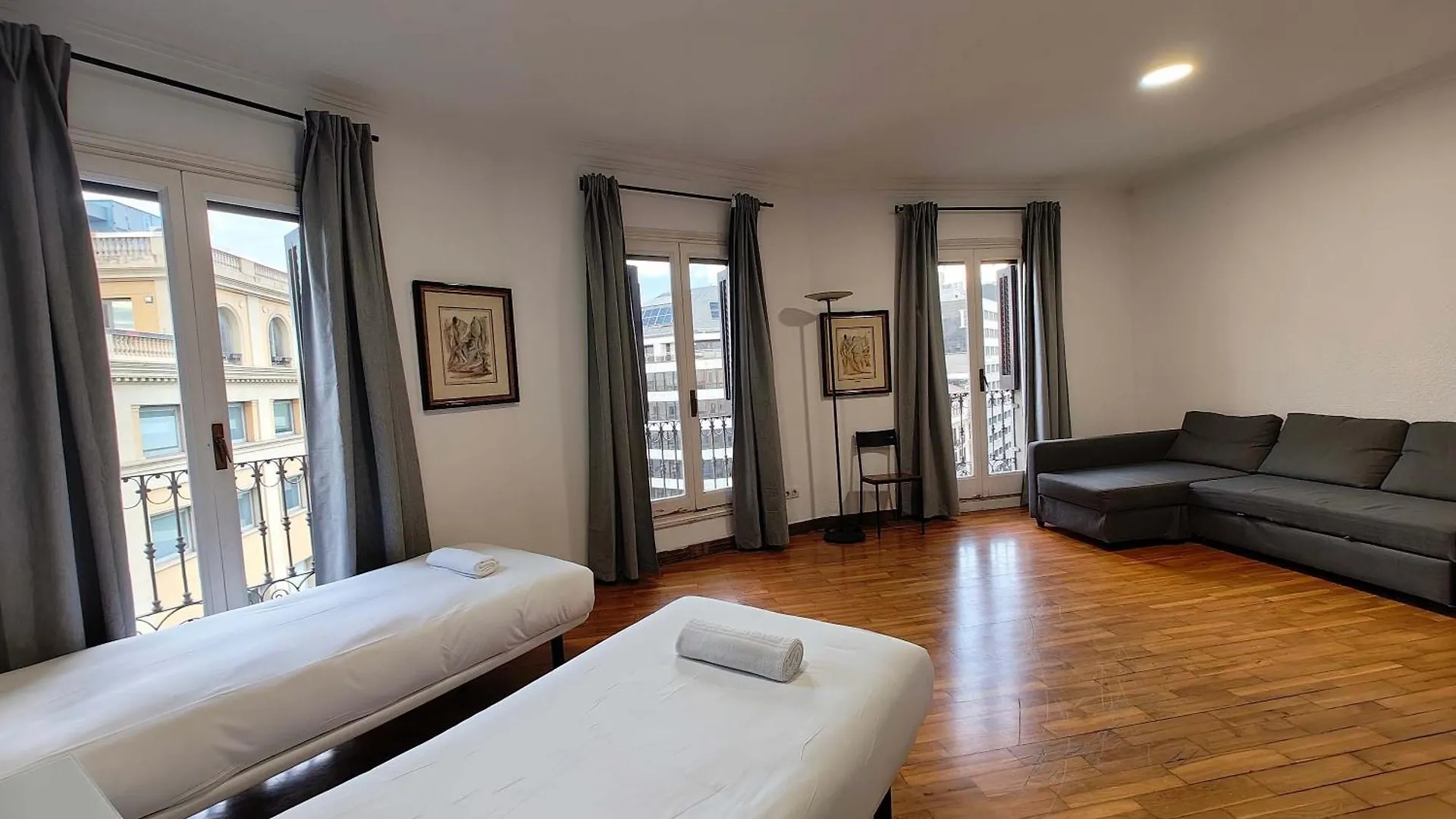 Big Apartment For 14 In The Heart Of Eixample Barcelona Spain