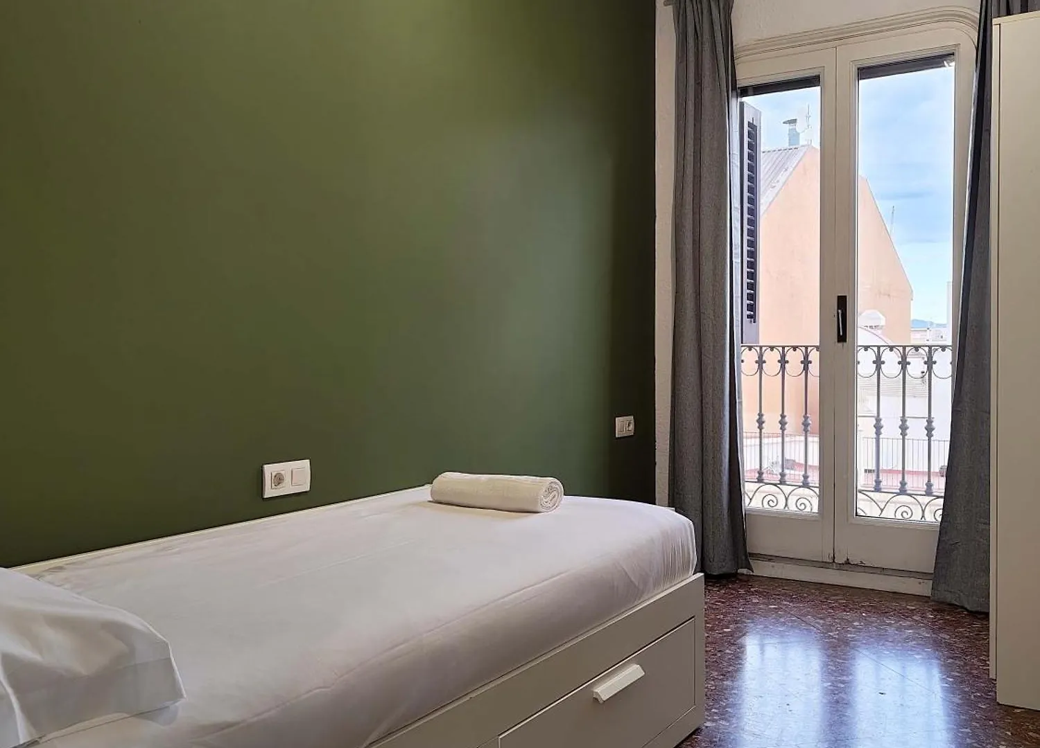 Big Apartment For 14 In The Heart Of Eixample Barcelona