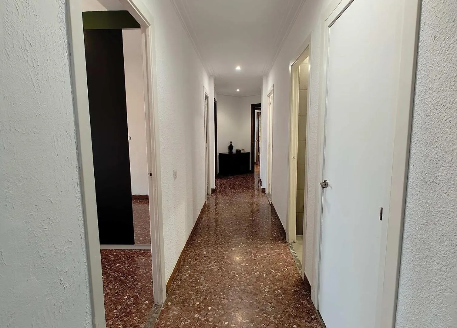 Big Apartment For 14 In The Heart Of Eixample Barcelona