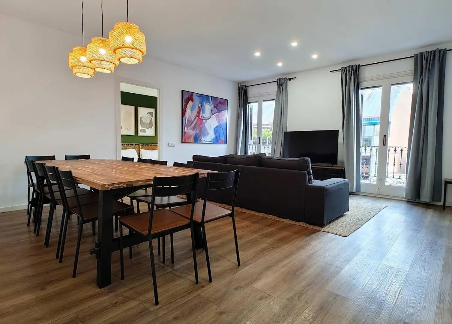 Big Apartment For 15 In The Heart Of Eixample Barcelona
