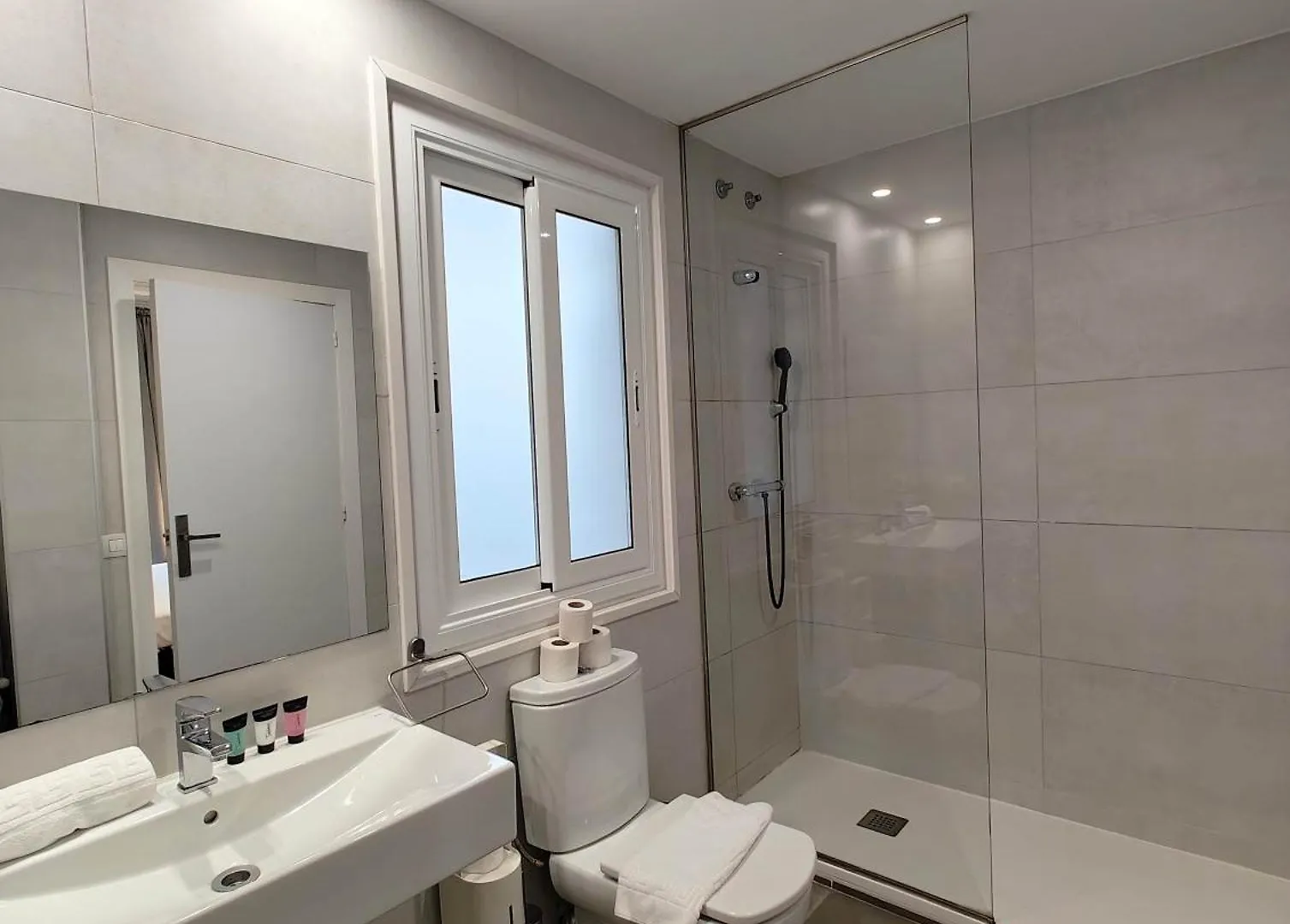 Big Apartment For 15 In The Heart Of Eixample Barcelona