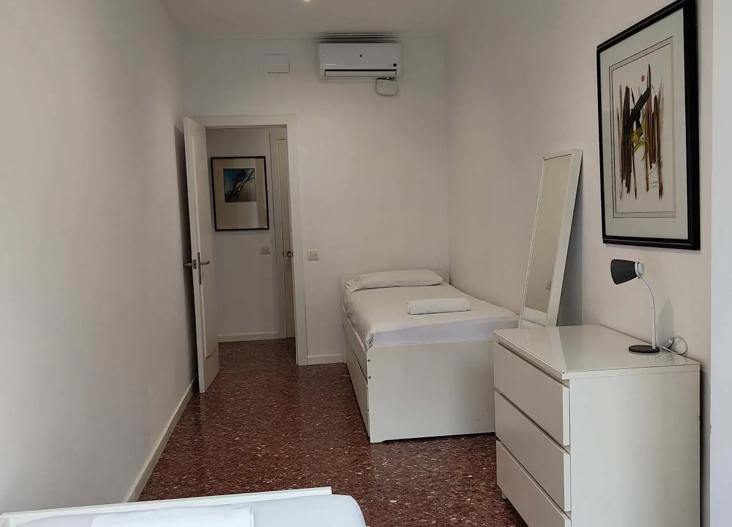 Big Apartment For 15 In The Heart Of Eixample Barcelona